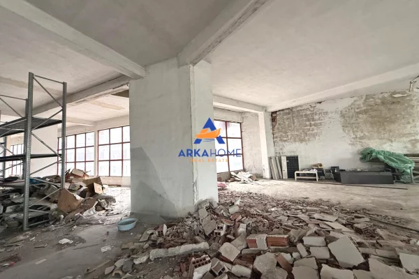 JEPET ME QIRA AMBIENT KOMERCIAL 2000 M2 "KTHESA E KAMZES" 12.000 EURO