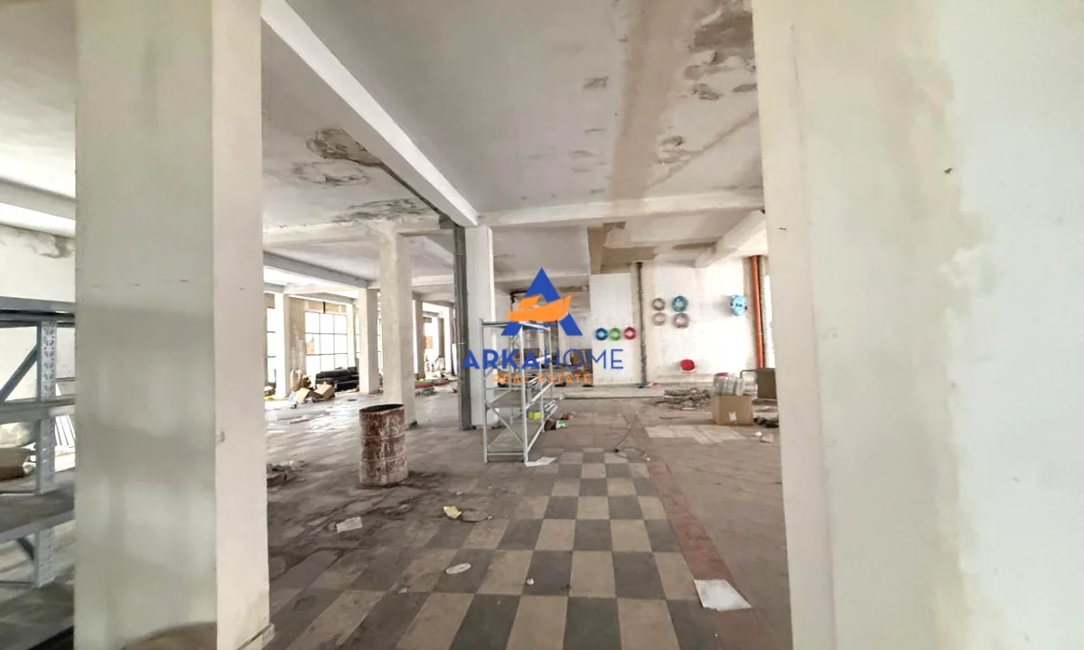 JEPET ME QIRA AMBIENT KOMERCIAL 2000 M2 "KTHESA E KAMZES" 12.000 EURO