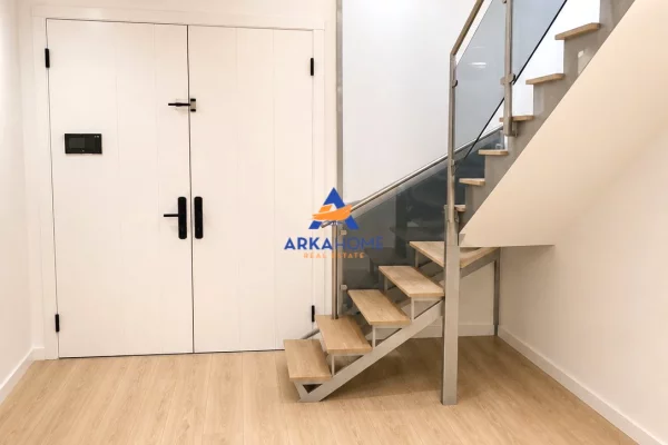 JEPET ME QERA DYQAN BUZE RRUGE 100 M2 "TE KOMUNA E PARISIT" 1500 EURO
