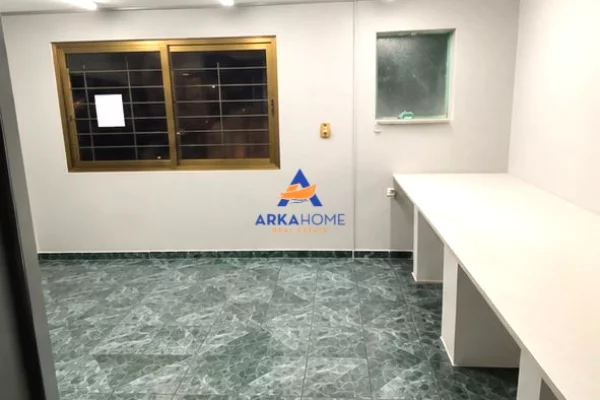 JEPET AMBIENT BIZNESI ME QERA 90M2 "KOMUNA E PARISIT" 80.000 LEKE