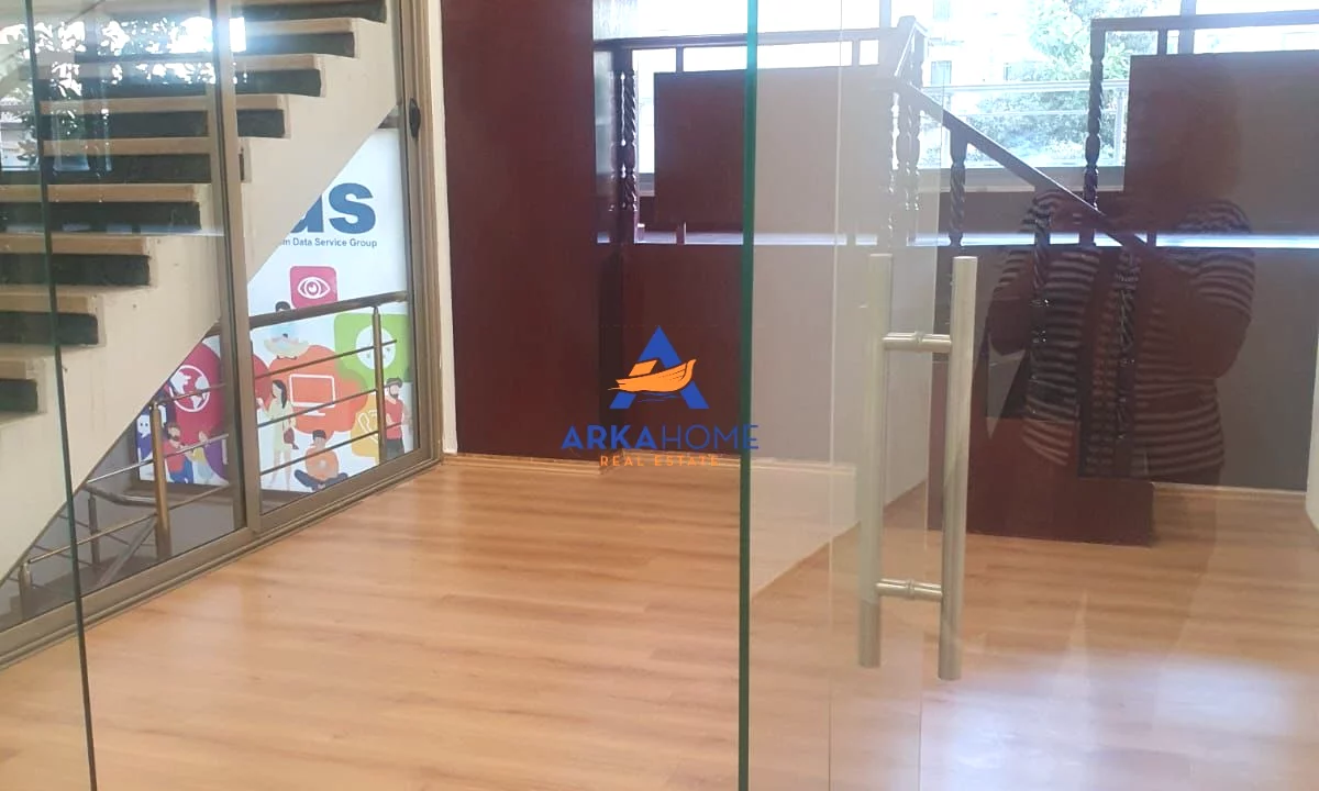 JEPET ZYRE ME QERA 76 M2 " PRANE RRUGES BULEVARDI ZOGU I PARE, AFER QENDRES" 85.000 LEKE