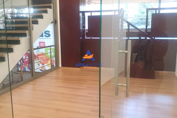 JEPET ZYRE ME QERA 76 M2 " PRANE RRUGES BULEVARDI ZOGU I PARE, AFER QENDRES" 85.000 LEKE