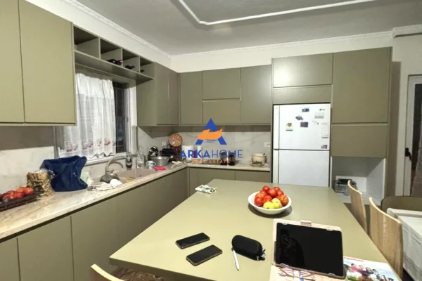 Shtepi me qera Vila Luksoze ne Tirane, 3+1, Mobilimi E mobiluar, Pagesa 760  Euro.