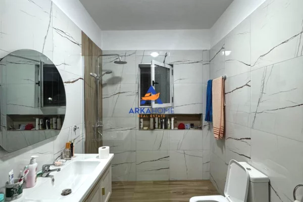 Shtepi me qera Vila Luksoze ne Tirane, 3+1, Mobilimi E mobiluar, Pagesa 760  Euro.