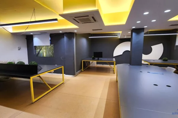 JEPET ME QIRA GODINË PËR ZYRA 900 M2 