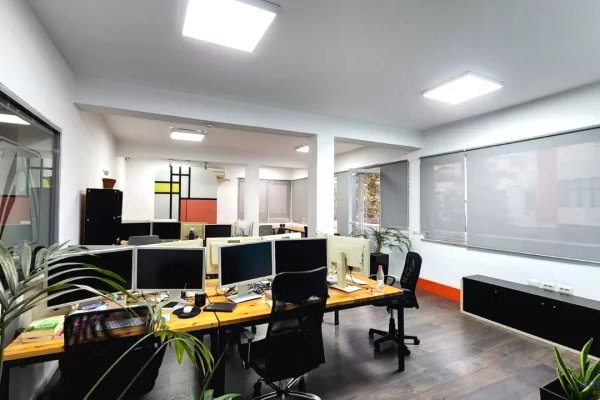 JEPET ME QIRA GODINE PER ZYRA 900 M2 