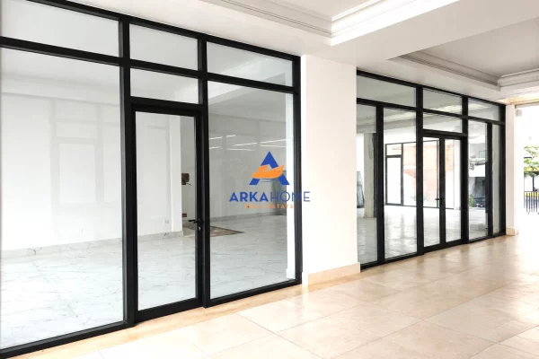 JEPET AMBIENT ZYRE ME QERA 132 M2 "PRANE KAFE FLORA, QENDER" 2900 EURO