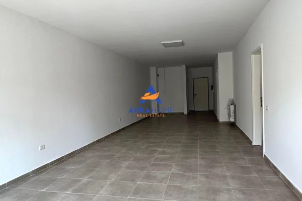 JEPET ME QERA AMBIENT BIZNESI 168 M2 "LIQENI I THATË" 1600 EURO