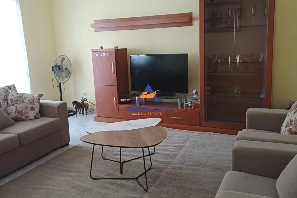 Shtepi me qera Apartament ne Tirane, 2+1, Mobilimi E mobiluar, Pagesa 800  Euro.
