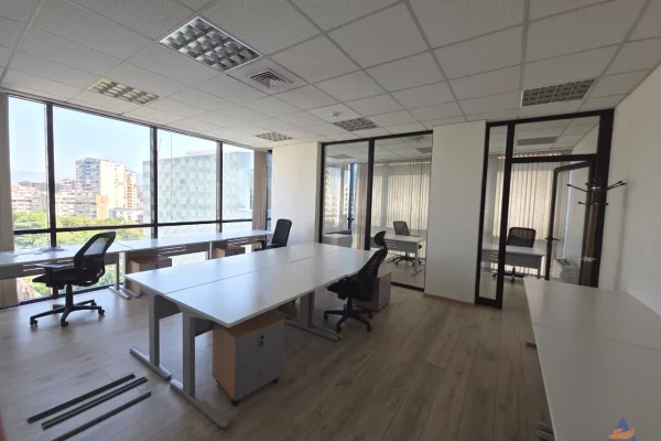 JEPET ME QIRA ZYRE 330M2 "PRANE TOPTANIT, QENDER" 594.000 LEKE