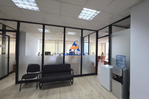 JEPET ME QERA ZYRE 275 M2 "PRANE TOPTANIT, QENDER" 495.000 LEKE
