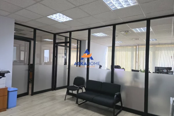 JEPET ME QERA ZYRE 275 M2 "PRANE TOPTANIT, QENDER" 495.000 LEKE