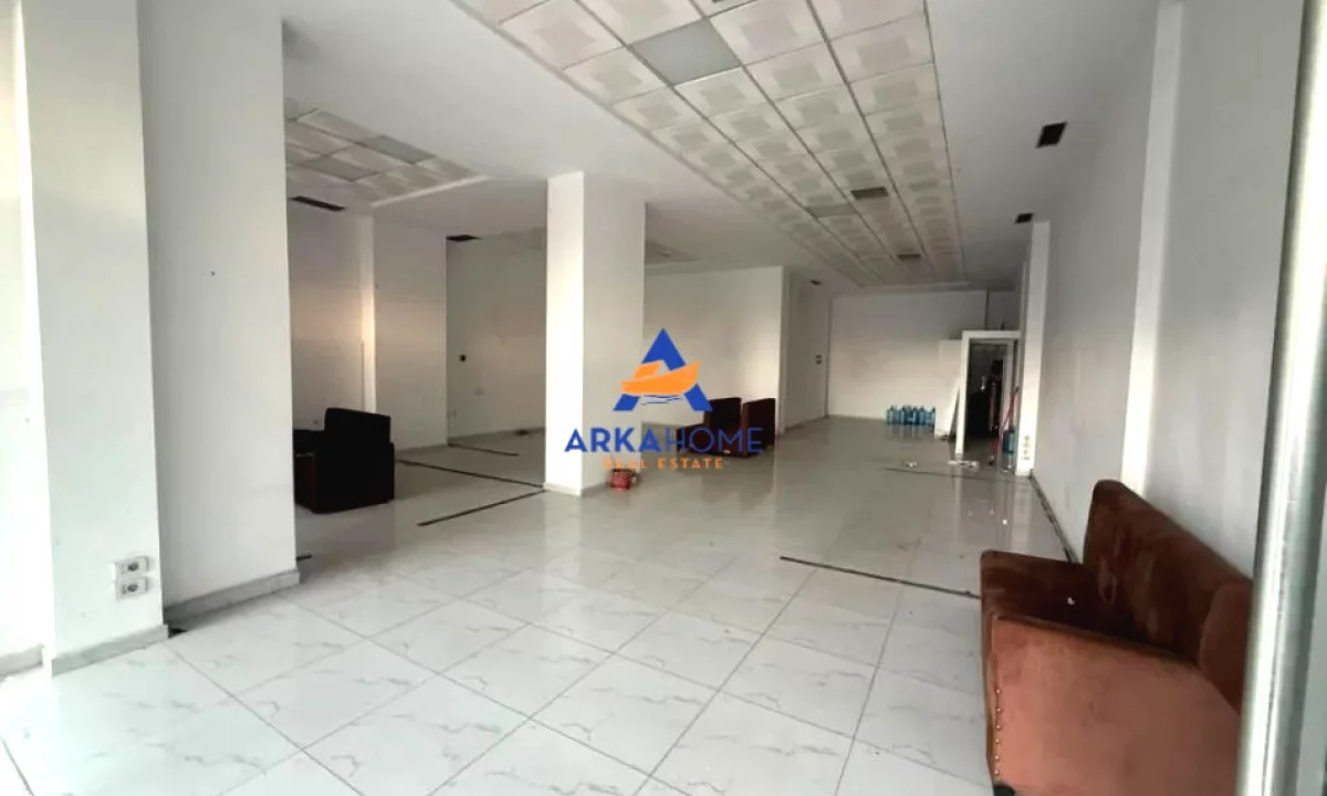 JEPET ME QIRA AMBIENT BIZNESI 415 M2 "STACIONI I TRENIT" 8300 EURO