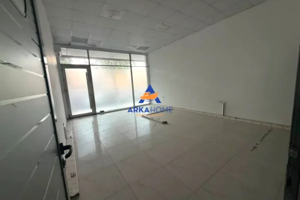 JEPET ME QIRA AMBIENT BIZNESI 415 M2 "STACIONI I TRENIT" 8300 EURO