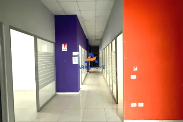 JEPET ME QIRA AMBIENT BIZNESI 415 M2 "STACIONI I TRENIT" 8300 EURO