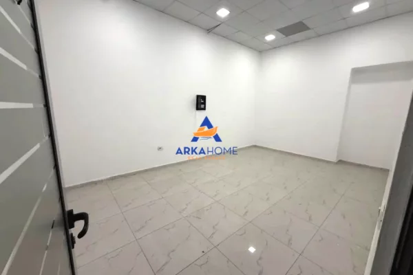 JEPET ME QIRA AMBIENT BIZNESI 415 M2 "STACIONI I TRENIT" 8300 EURO