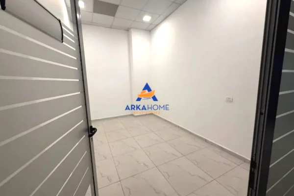 JEPET ME QIRA AMBIENT BIZNESI 415 M2 "STACIONI I TRENIT" 8300 EURO