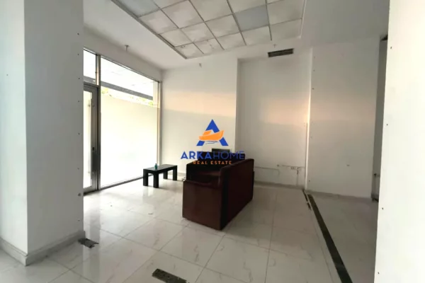 JEPET ME QIRA AMBIENT BIZNESI 415 M2 "STACIONI I TRENIT" 8300 EURO