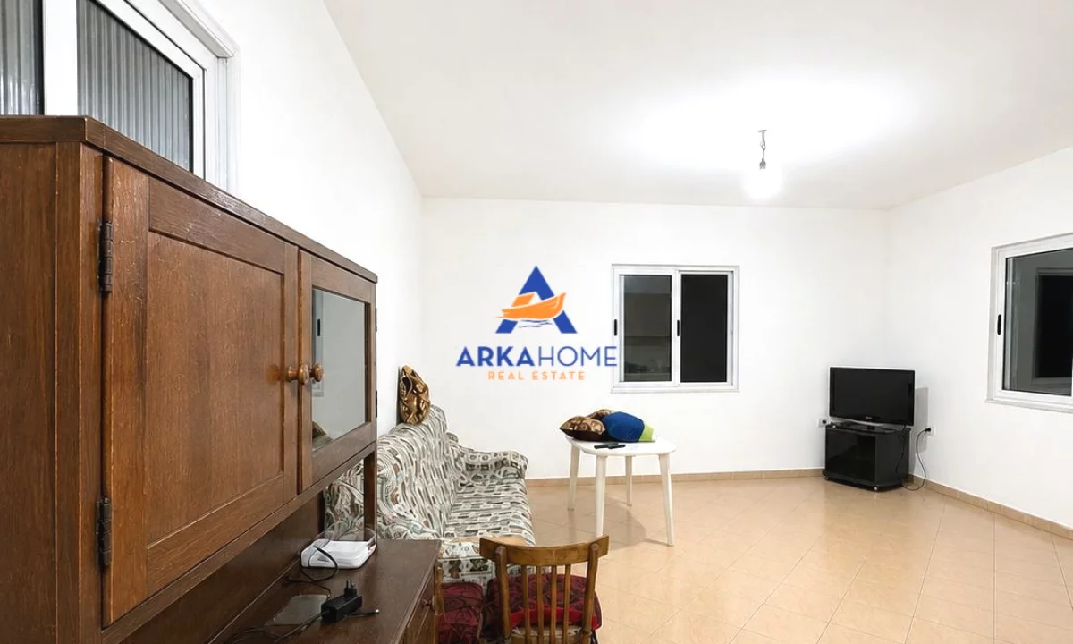 Shtepi me qera Apartament ne Tirane, Garsoniere, Mobilimi Bosh, pa mobiluar, Pagesa 300  Euro.