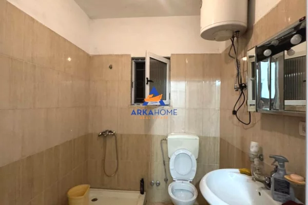 Shtepi me qera Apartament ne Tirane, Garsoniere, Mobilimi Bosh, pa mobiluar, Pagesa 300  Euro.