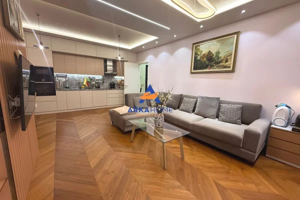 SHITET APARTAMENT 1+1 "PAZARI I RI" 300.000 EURO