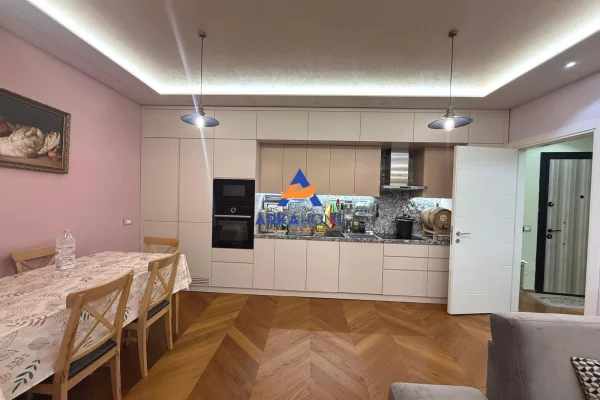 Shtepi ne shitje Apartament ne Tirane, 1+1, Mobilimi E mobiluar, Pagesa 300,000  Euro.