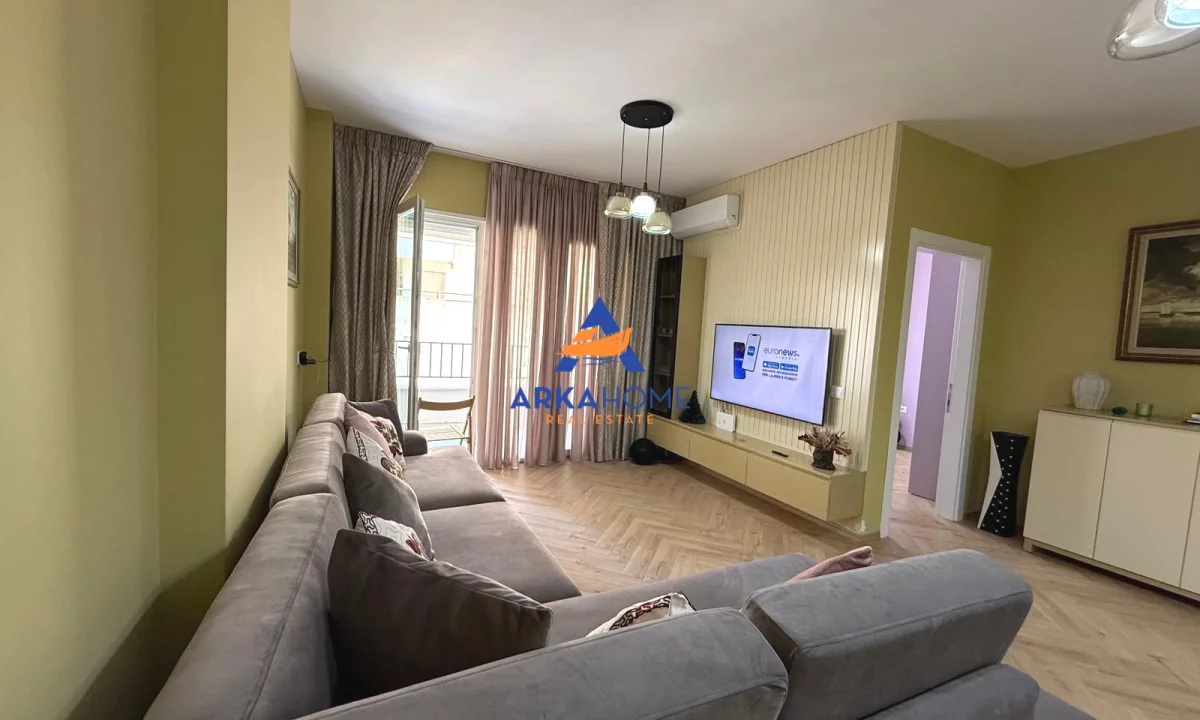 Shtepi ne shitje Apartament ne Tirane, 1+1, Mobilimi E mobiluar, Pagesa 245,000  Euro.