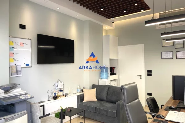 SHITET AMBIENT BIZNESI 43 M2 "KODRA E DIELLIT, PRANE KOMPLEKSIT ELEONORE" 96.820 EURO