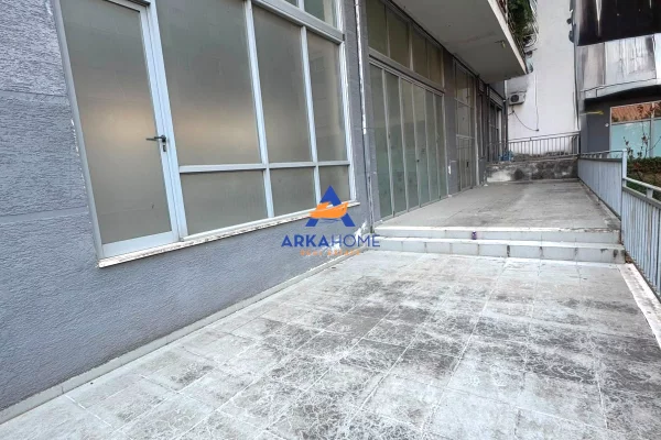 OKAZION!!! SHITET AMBIENT BIZNESI 250 M2 "LIQENI ARTIFICIAL" CMIMI I DISKUTUESHEM