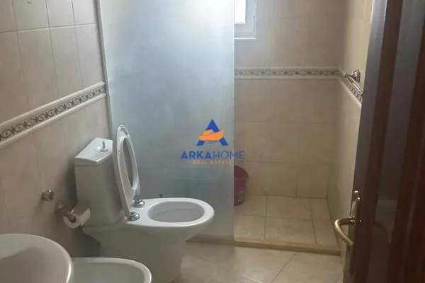 Shtepi me qera Apartament ne Tirane, 2+1, Mobilimi Pjeserisht e mobiluar, Pagesa 985  Euro.