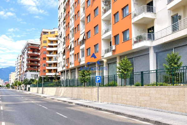 JEPET DYQAN ME QERA 60 M2 "YZBERISHT, BULEVARDI MIGJENI" 900 EURO