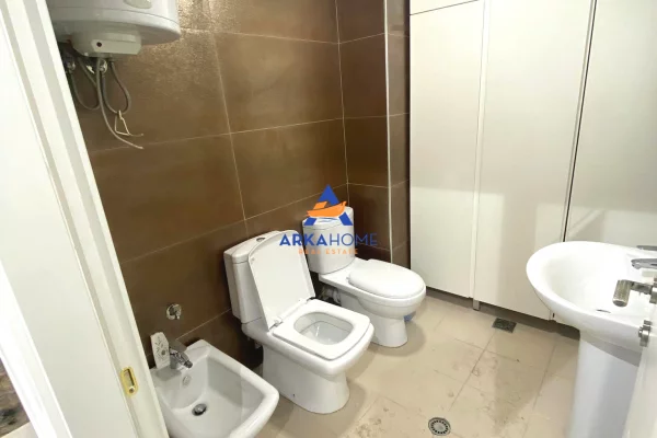 JEPET ZYRE ME QERA 110 M2 "KOMUNA E PARISIT" 1500 EURO