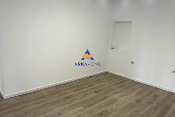 JEPET ME QERA AMBIENT BIZNESI 22 M2 "KOMUNA E PARISIT" 40.000 LEKE