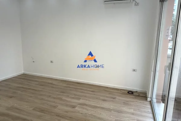 JEPET ME QERA AMBIENT BIZNESI 22 M2 "KOMUNA E PARISIT" 40.000 LEKE