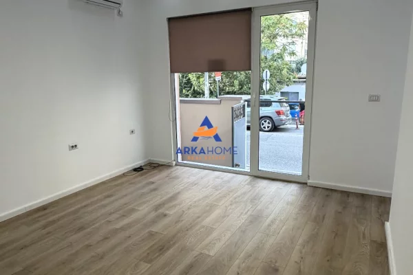 JEPET ME QERA AMBIENT BIZNESI 22 M2 "KOMUNA E PARISIT" 40.000 LEKE