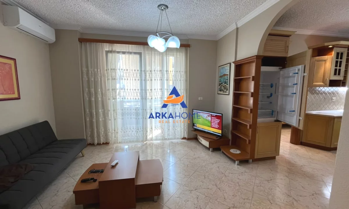 JEPET AMBJENT ME QERA 92 M2 "RRUGA E KOSOVAREVE" 85000 LEKE