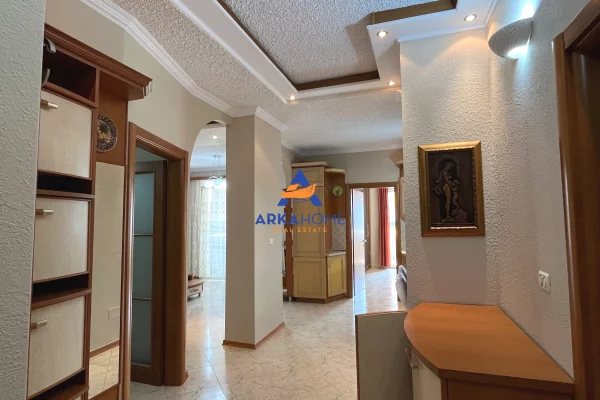 JEPET AMBJENT ME QERA 92 M2 "RRUGA E KOSOVAREVE" 85000 LEKE
