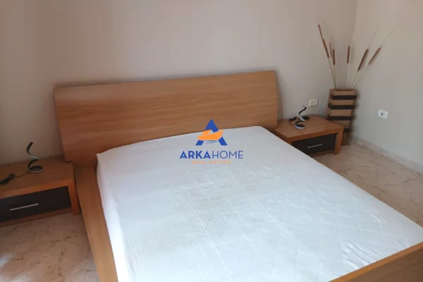JEPET AMBJENT ME QERA 92 M2 "RRUGA E KOSOVAREVE" 85000 LEKE