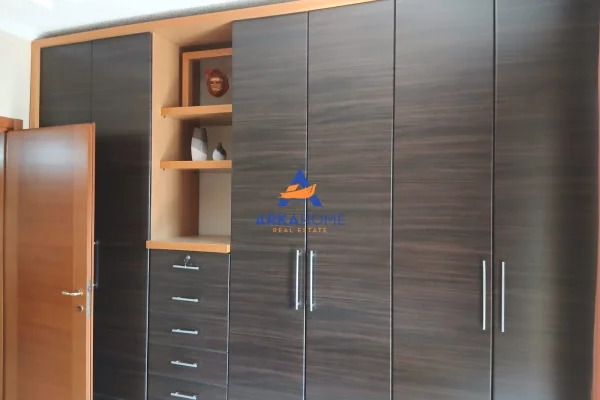 JEPET AMBJENT ME QERA 92 M2 "RRUGA E KOSOVAREVE" 85000 LEKE
