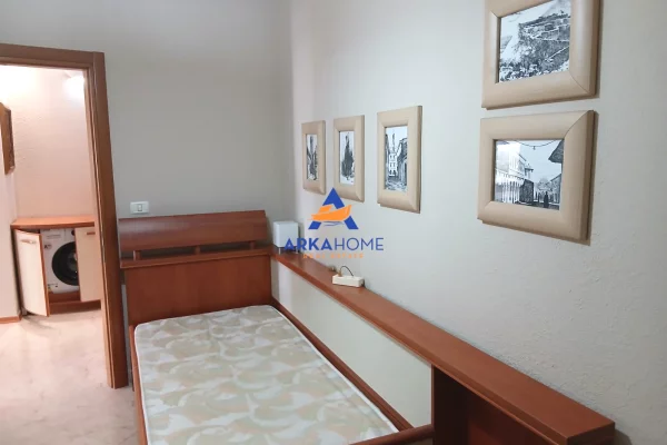 JEPET AMBJENT ME QERA 92 M2 "RRUGA E KOSOVAREVE" 85000 LEKE