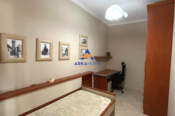 JEPET AMBJENT ME QERA 92 M2 "RRUGA E KOSOVAREVE" 85000 LEKE