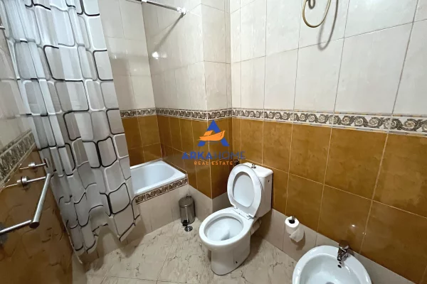 JEPET AMBJENT ME QERA 92 M2 "RRUGA E KOSOVAREVE" 85000 LEKE