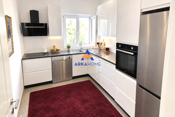 Shtepi ne shitje Vila Luksoze ne Tirane, 2+1, Mobilimi E mobiluar, Pagesa 270,000  Euro.