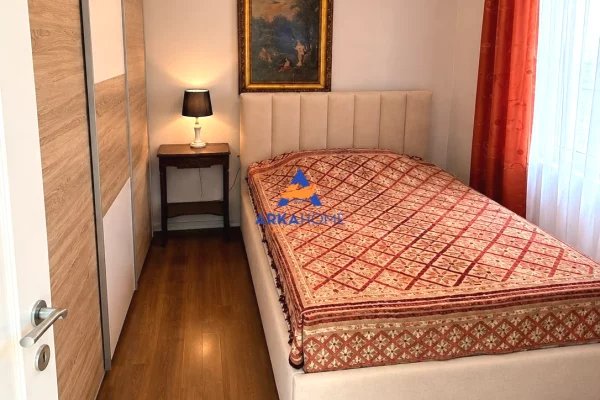 Shtepi ne shitje Vila Luksoze ne Tirane, 2+1, Mobilimi E mobiluar, Pagesa 270,000  Euro.