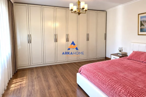 Shtepi ne shitje Vila Luksoze ne Tirane, 2+1, Mobilimi E mobiluar, Pagesa 270,000  Euro.