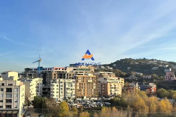 Shtepi ne shitje Papafingo(kati i catise) ne Tirane, 4+1, Mobilimi E mobiluar, Pagesa 395,000  Euro.