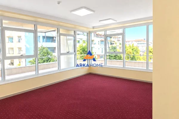 JEPET AMBIENT ZYRASH ME QERA 350 M2 + 50 M VERANDE " BLLOK " 520.000 LEKE