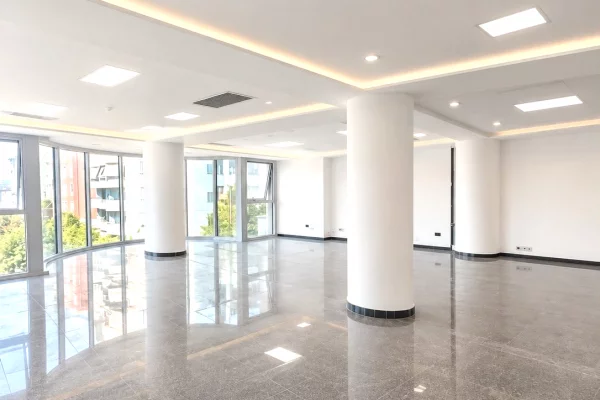 JEPET AMBIENT ZYRASH ME QERA 250 M2 " BLLOK " 370.000 LEKE