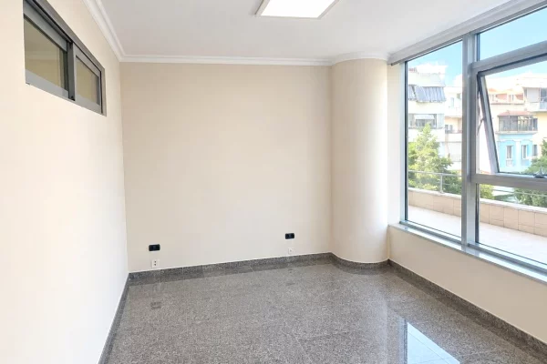 JEPET AMBIENT ZYRASH ME QERA 250 M2 " BLLOK " 370.000 LEKE