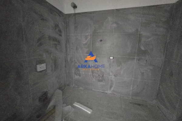 Shtepi ne shitje Apartament ne Tirane, 1+1, Mobilimi Bosh, pa mobiluar, Pagesa 132,000  Euro.